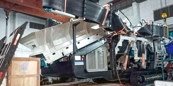 Shanghai Dongmeng DMS620C tracked mobile screening station exports to Russia, challenging extreme cold weather! Assist customers with limestone production line projects