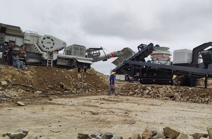 The crushing production line of the jaw, cone and screen mobile station has been put into operation!