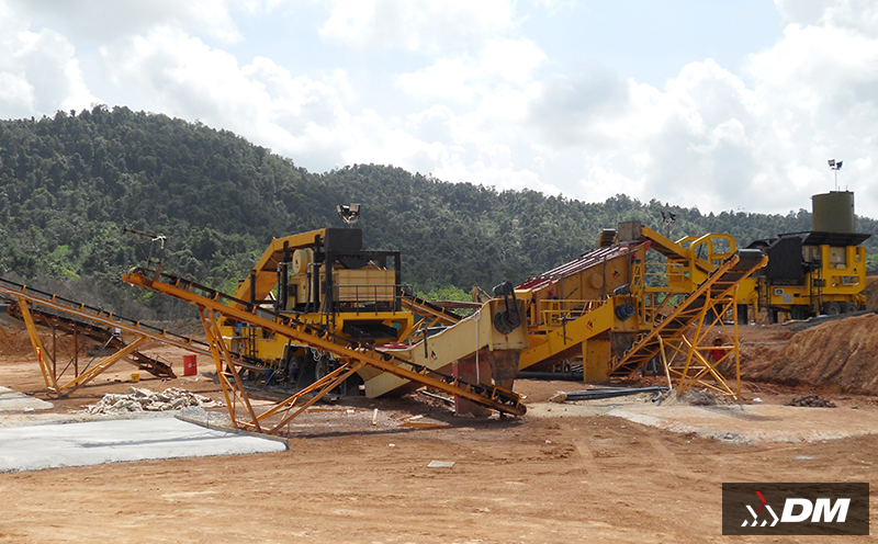 Equipo de trituradora móvil sobre neumáticos para trituración de piedra caliza