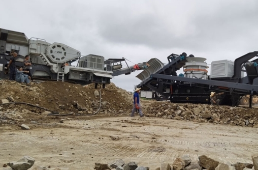 The crushing production line of the jaw, cone and screen mobile station has been put into operation!